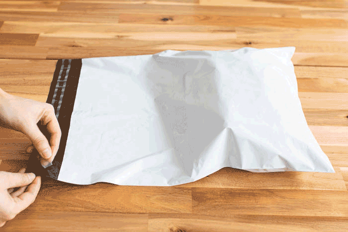 Pakowanie ubrań w plastikową kopertę